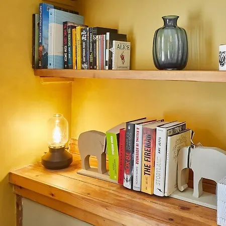 Oswy Street, Whitby. Sleeps Up To 7 Guests