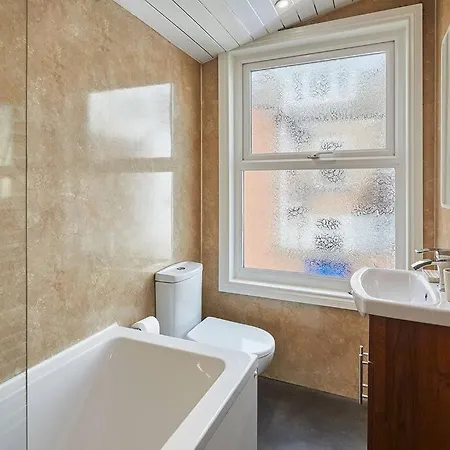 Oswy Street, Whitby. Sleeps Up To 7 Guests Whitby