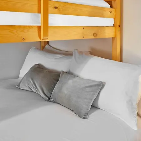 Oswy Street, Whitby. Sleeps Up To 7 Guests * Whitby