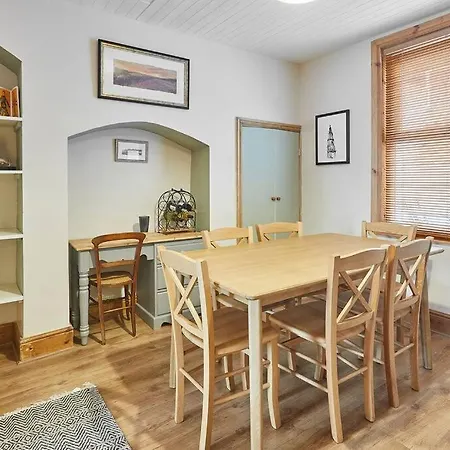 Oswy Street, Whitby. Sleeps Up To 7 Guests Vakantiehuis