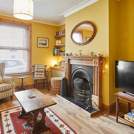 Oswy Street, Whitby. Sleeps Up To 7 Guests * Whitby