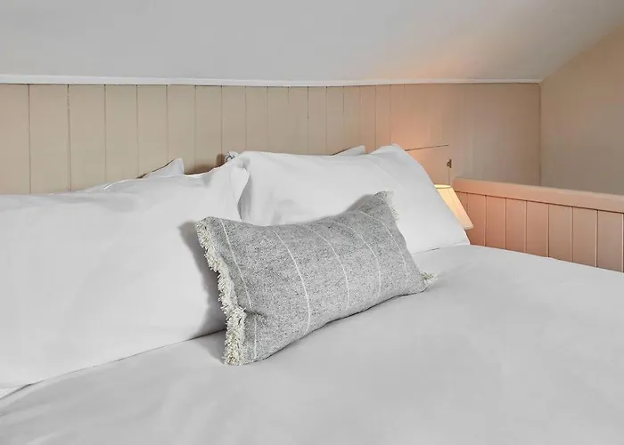 Oswy Street, Whitby. Sleeps Up To 7 Guests * Whitby