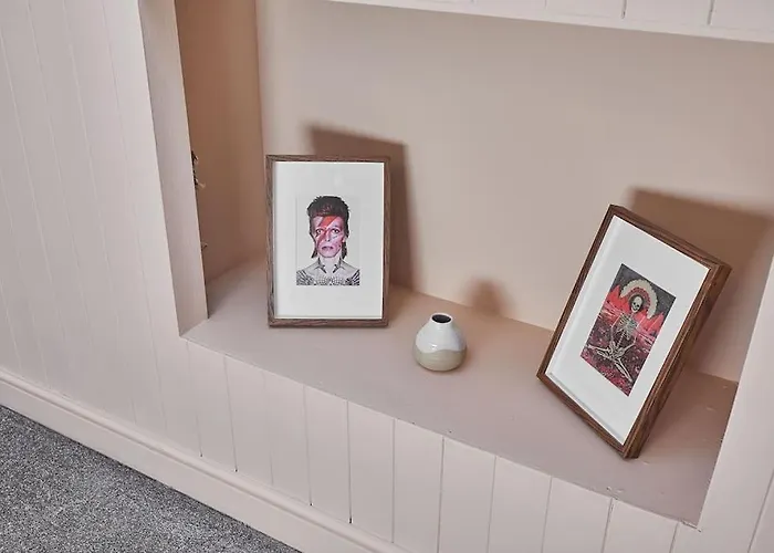 Oswy Street, Whitby. Sleeps Up To 7 Guests