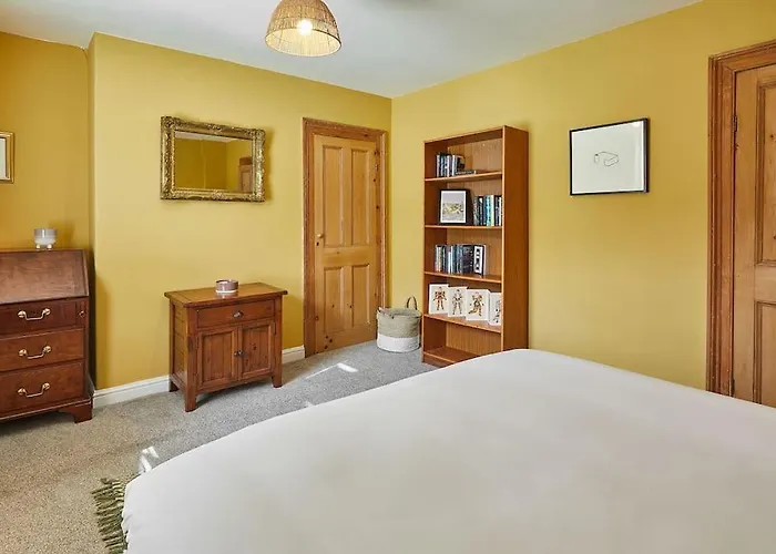 Oswy Street, Whitby. Sleeps Up To 7 Guests Holiday home Whitby