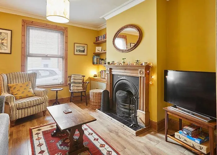 Oswy Street, Whitby. Sleeps Up To 7 Guests * Whitby