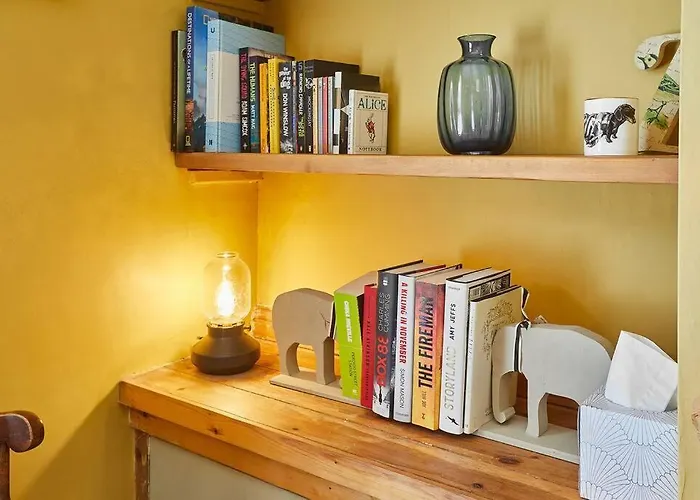 Oswy Street, Whitby. Sleeps Up To 7 Guests