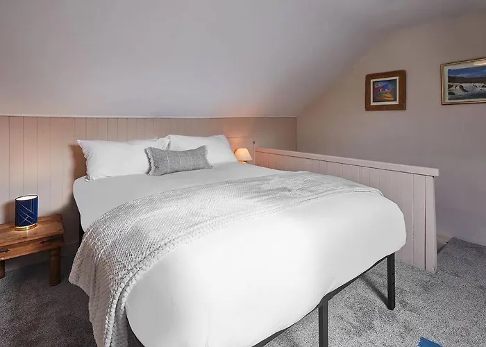 Oswy Street, Whitby. Sleeps Up To 7 Guests *