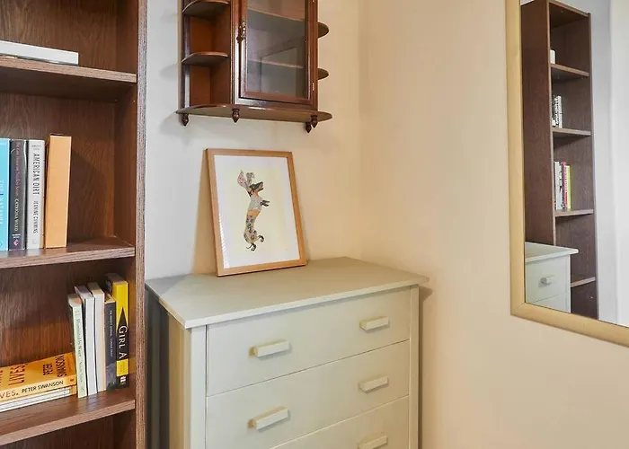 Oswy Street, Whitby. Sleeps Up To 7 Guests * Whitby