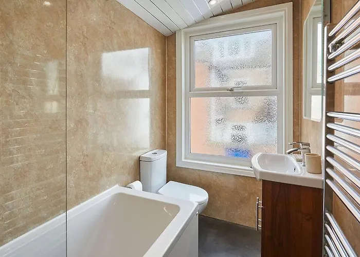 Oswy Street, Whitby. Sleeps Up To 7 Guests Whitby