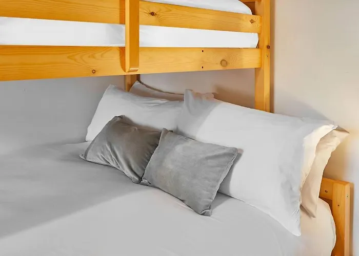 Oswy Street, Whitby. Sleeps Up To 7 Guests * Whitby