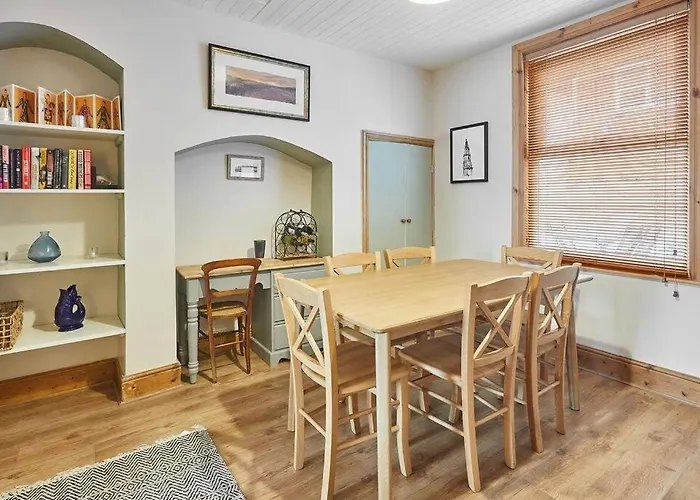 Oswy Street, Whitby. Sleeps Up To 7 Guests Holiday home