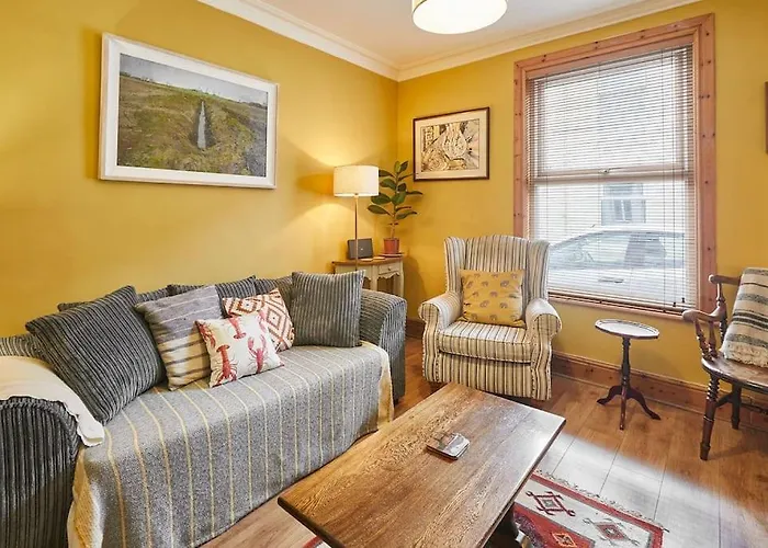 Holiday home Oswy Street, Whitby. Sleeps Up To 7 Guests *