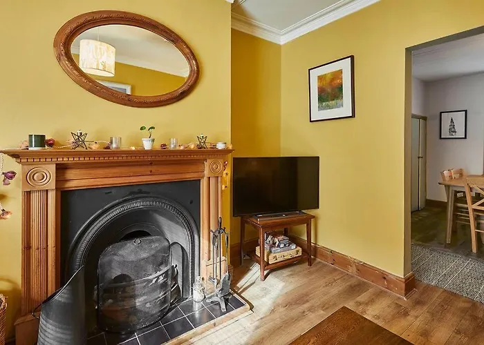 Oswy Street, Whitby. Sleeps Up To 7 Guests Holiday home Whitby