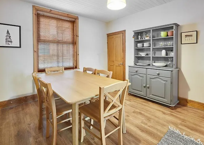 Oswy Street, Whitby. Sleeps Up To 7 Guests Whitby