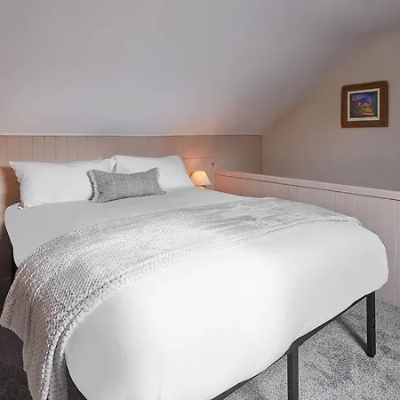 Oswy Street, Whitby. Sleeps Up To 7 Guests *